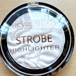 Makeup Revolution STROBE HIGHLIGHTER Powder Compact In EVER GLOW LIGHTS